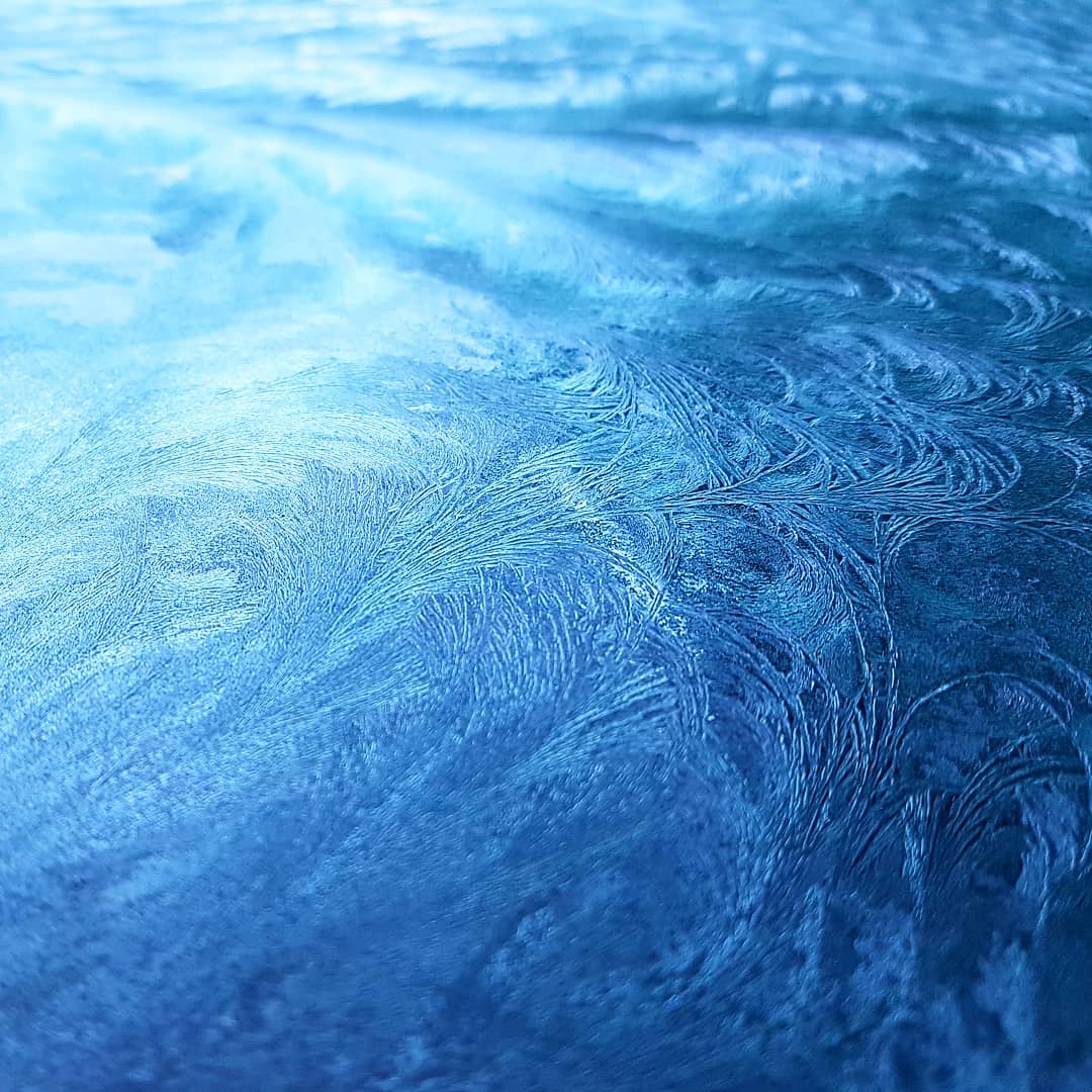 Морозные разводы на лобовом стекле
