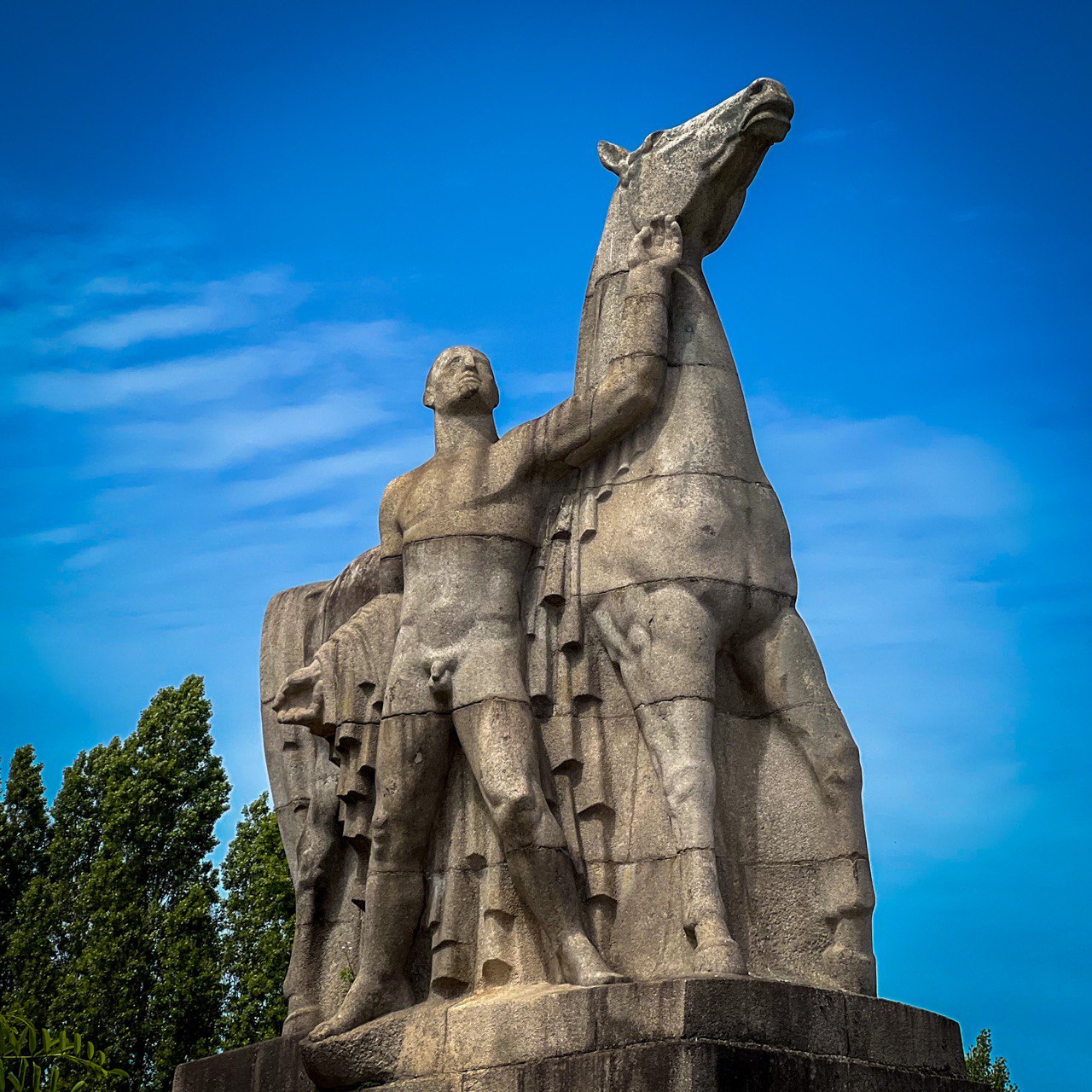 Статуи на входе в Нордпарк